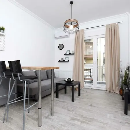 Central Downtown One Bedroom *